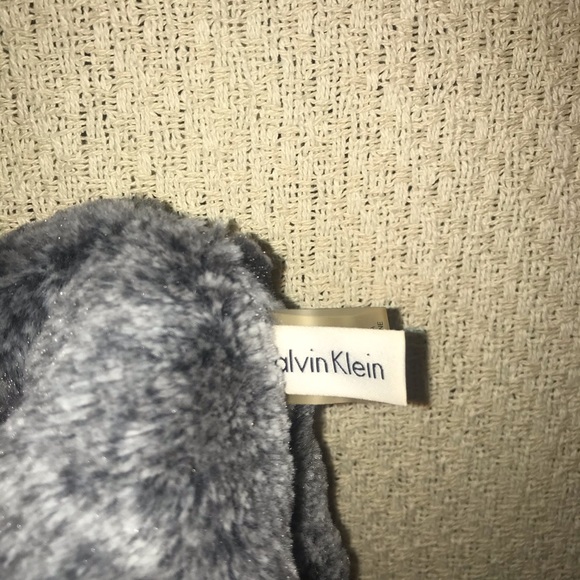 Calvin Klein- Fuzzy Scarf - Picture 2 of 3